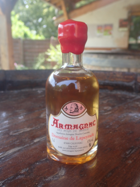 Vue dtaille d'une mignonnette d'Armagnac des Roys de France, Domaine de Lapeyrade.
